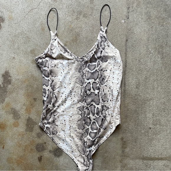 TWO MEDIUM BODY SUIT BUNDLE - Picture 4 of 4